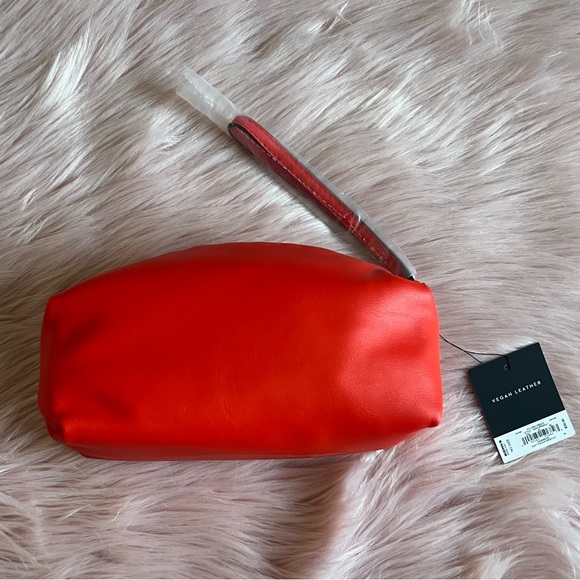 NWT Simply Vera Vera Wang Vegan Leather Red Wristlet  ❤️ - Picture 7 of 8